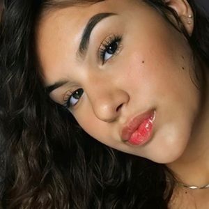 Meet your Posher, Nia